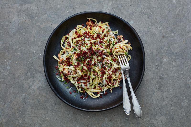 Creamy chanterelle pasta with crispy reindeer crumble - Lapin Liha