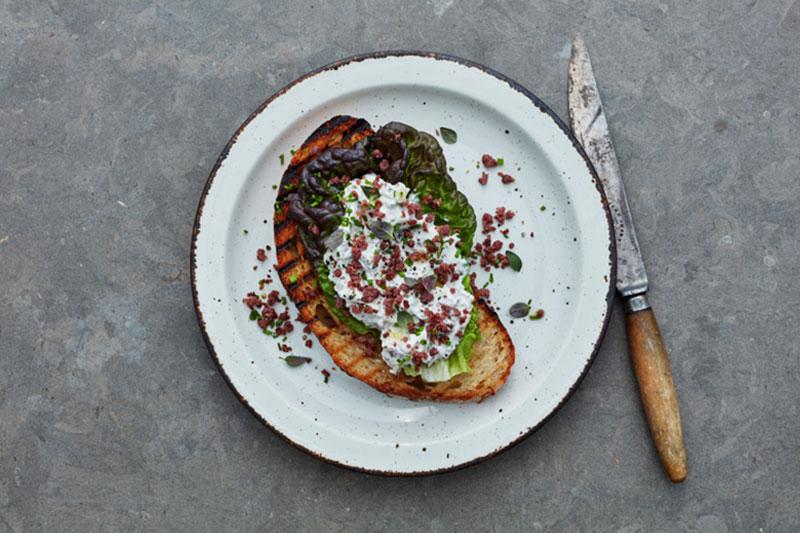 Roasted sourdough bread and crispy cold-smoked reindeer crumble - Lapin Liha