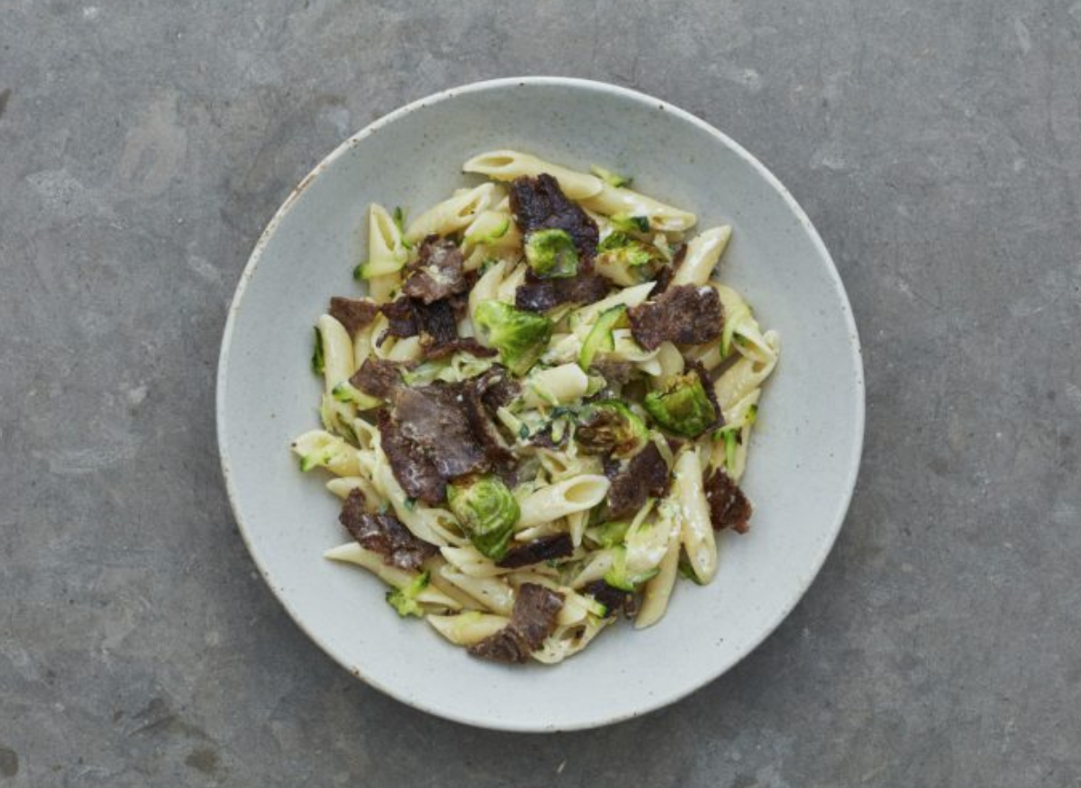 Sautéed red deer with creamy penne pasta - Lapin Liha