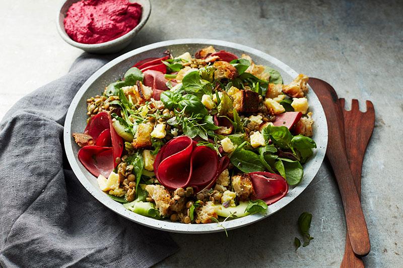 Rökt ren sallad, marinerade linser & rödbeta-hummus - Lapin Liha