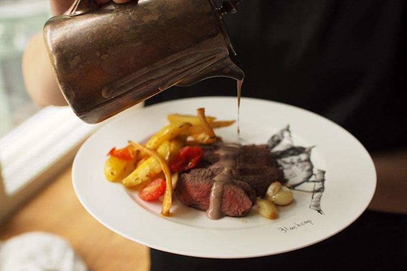 Reindeer rump roast, oven-roasted root vegetables, and pepper cream sauce - Lapin Liha